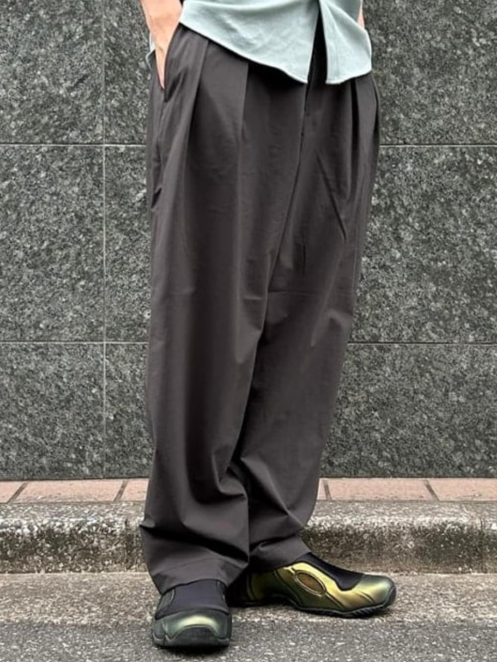 グレー系のスラックス、ブルー系のシャツ/ブラウスを着用したメンズの夏コーディネートの5枚目の写真