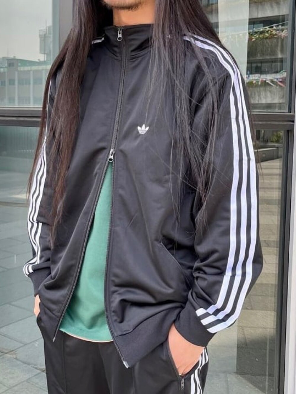 グリーン系のTシャツ/カットソー、ブラック系のその他パンツ、グレー系のサングラスを着用したメンズの春コーディネートの2枚目の写真