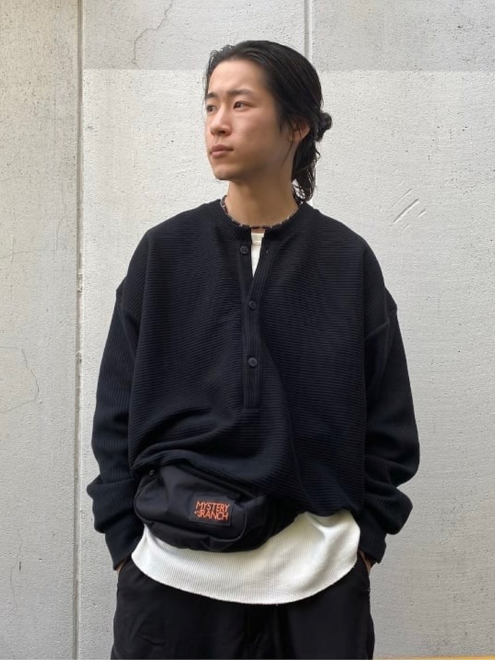 ホワイト系のTシャツ/カットソー、ブラック系のカーゴパンツ、ブラック系のアナログ腕時計を着用したメンズの春コーディネートの2枚目の写真