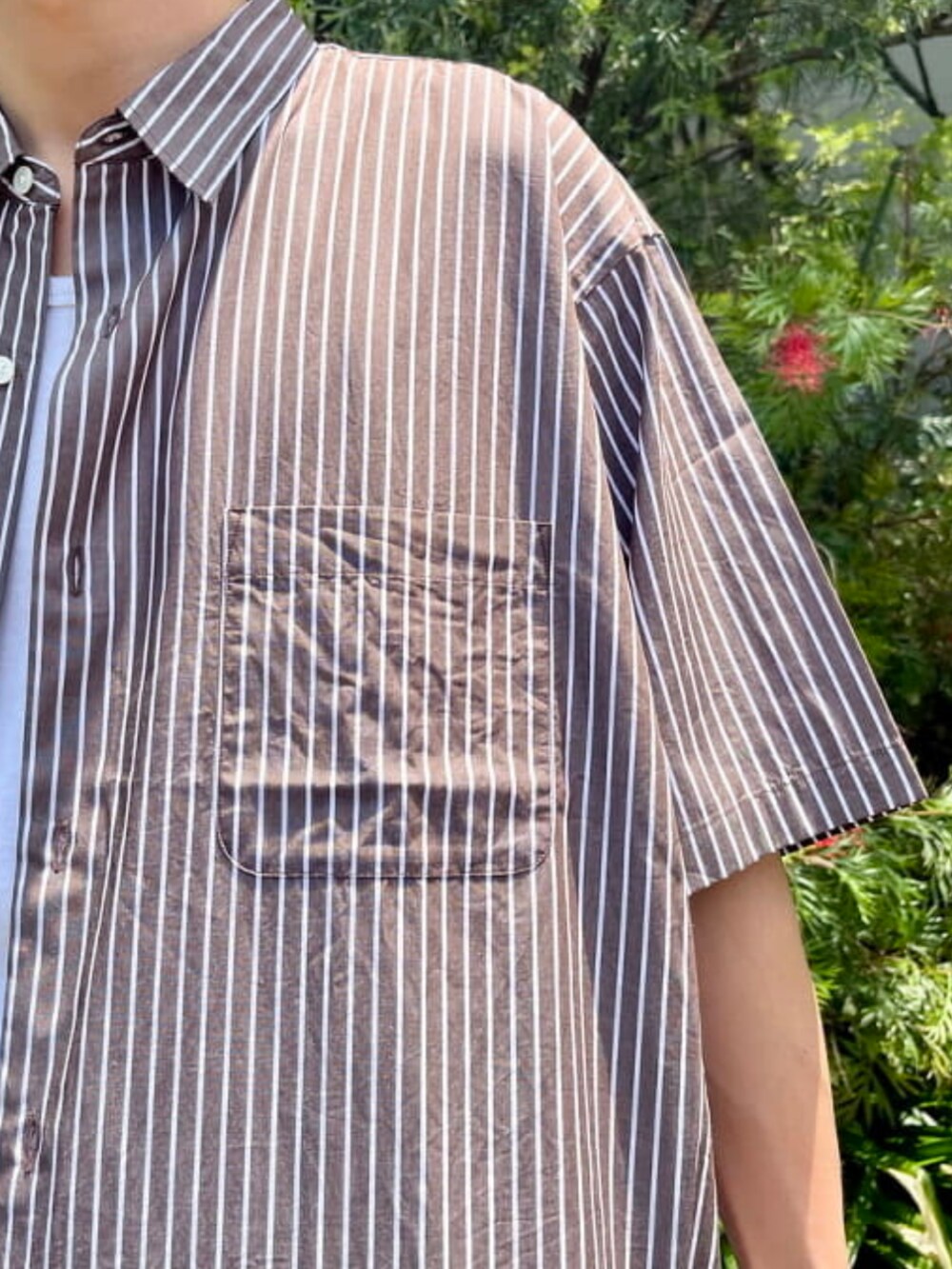 ブラウン系のシャツ/ブラウス、ブラウン系のその他パンツを着用したメンズの夏コーディネートの4枚目の写真