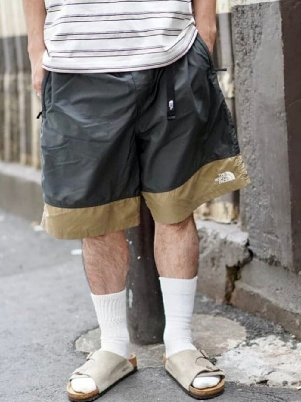 グリーン系のその他パンツ、ホワイト系のTシャツ/カットソー、ベージュ系のサンダルを着用したメンズの夏コーディネートの2枚目の写真