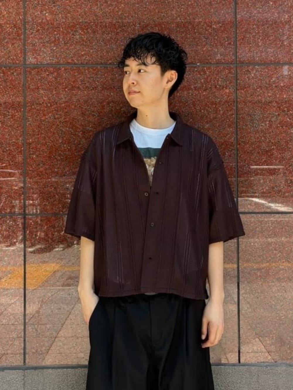 ブラウン系のシャツ/ブラウス、ブラック系のスラックスを着用したメンズの春コーディネートの2枚目の写真