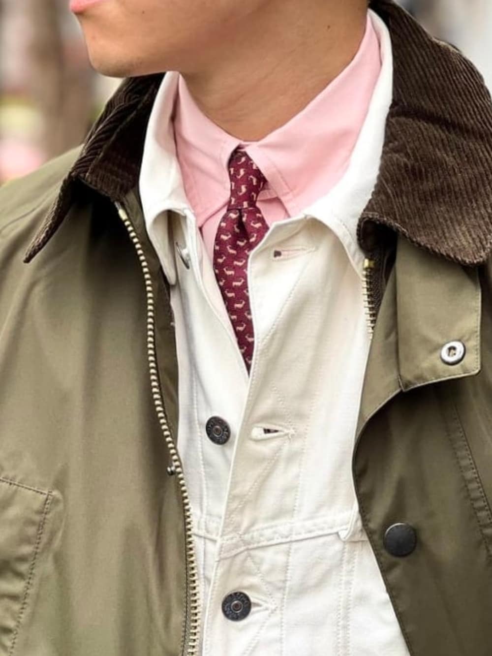 ホワイト系のブルゾン、グリーン系のブルゾンを着用したメンズの春コーディネートの3枚目の写真