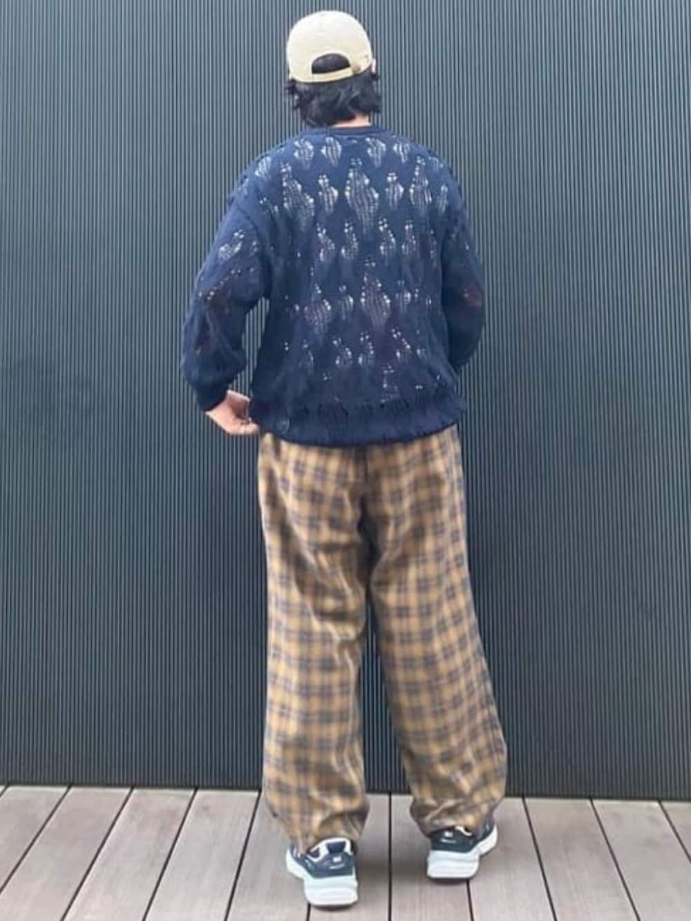 ブルー系のニット/セーター、グレー系のその他パンツを着用したメンズの夏コーディネートの3枚目の写真