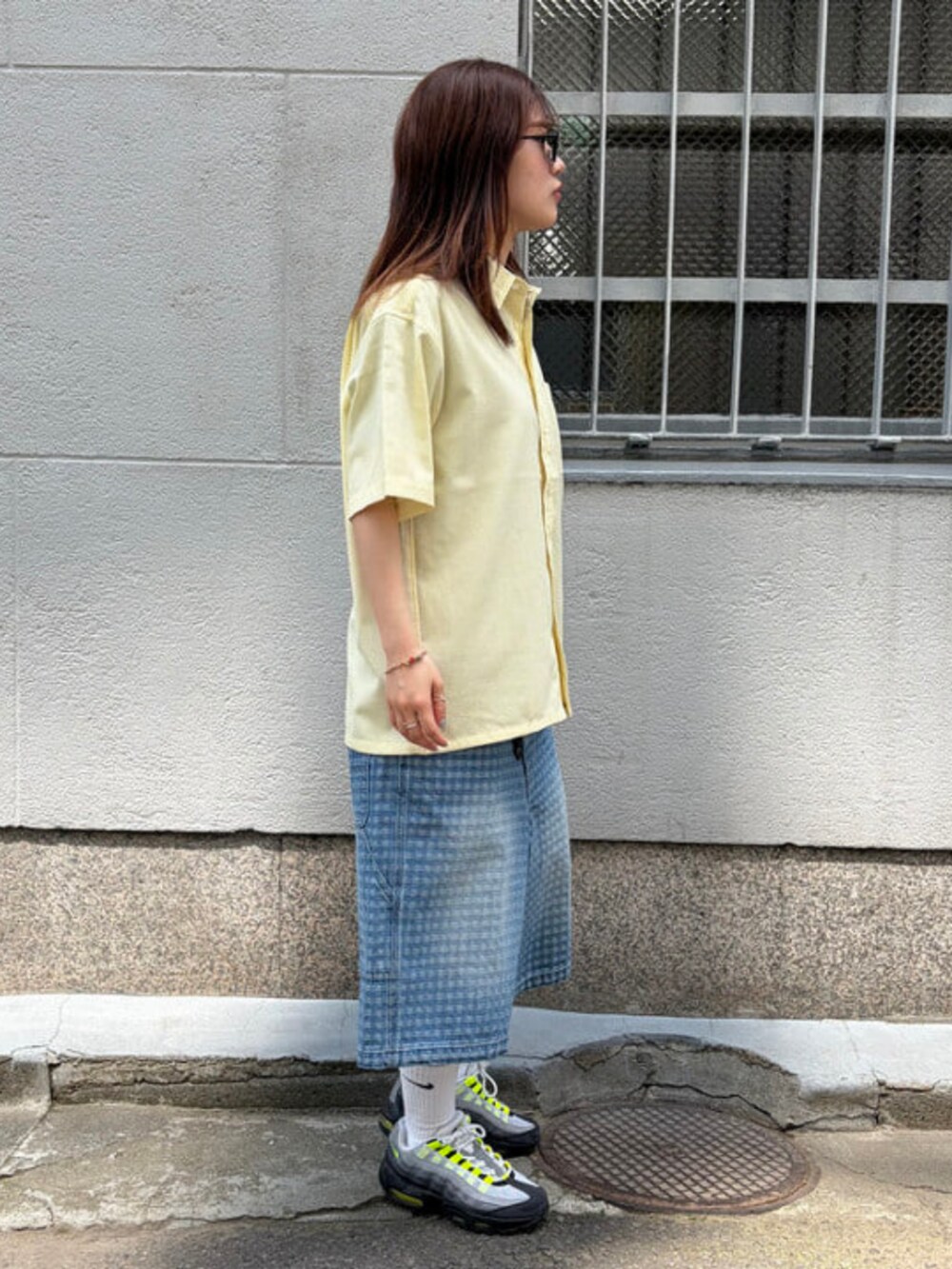 イエロー系のシャツ/ブラウス、ブルー系のその他パンツ、ブラック系のサングラスを着用したレディースの夏コーディネートの4枚目の写真