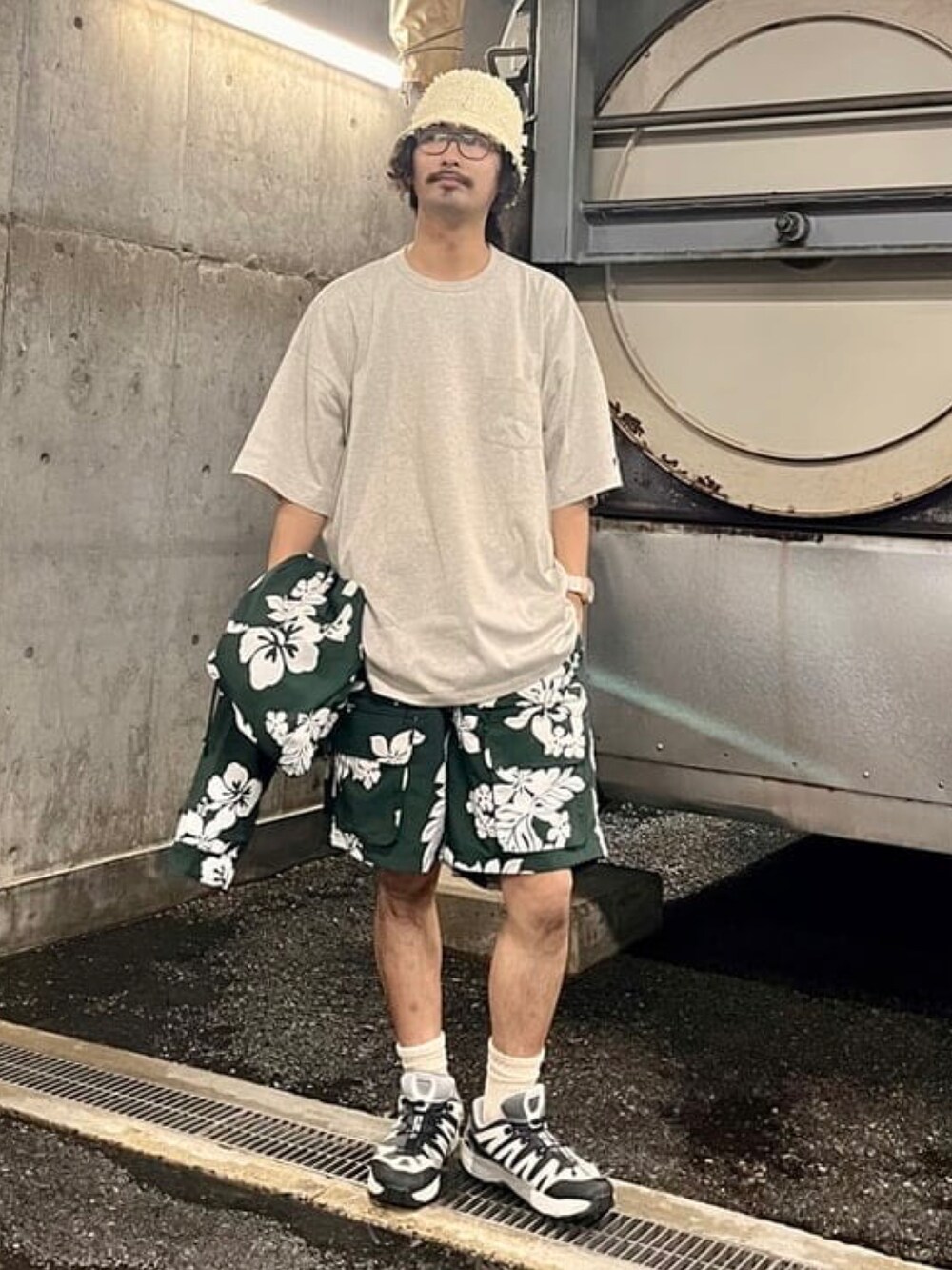 グリーン系のブルゾン、ホワイト系のTシャツ/カットソー、グリーン系のその他パンツを着用したメンズの春コーディネートの5枚目の写真