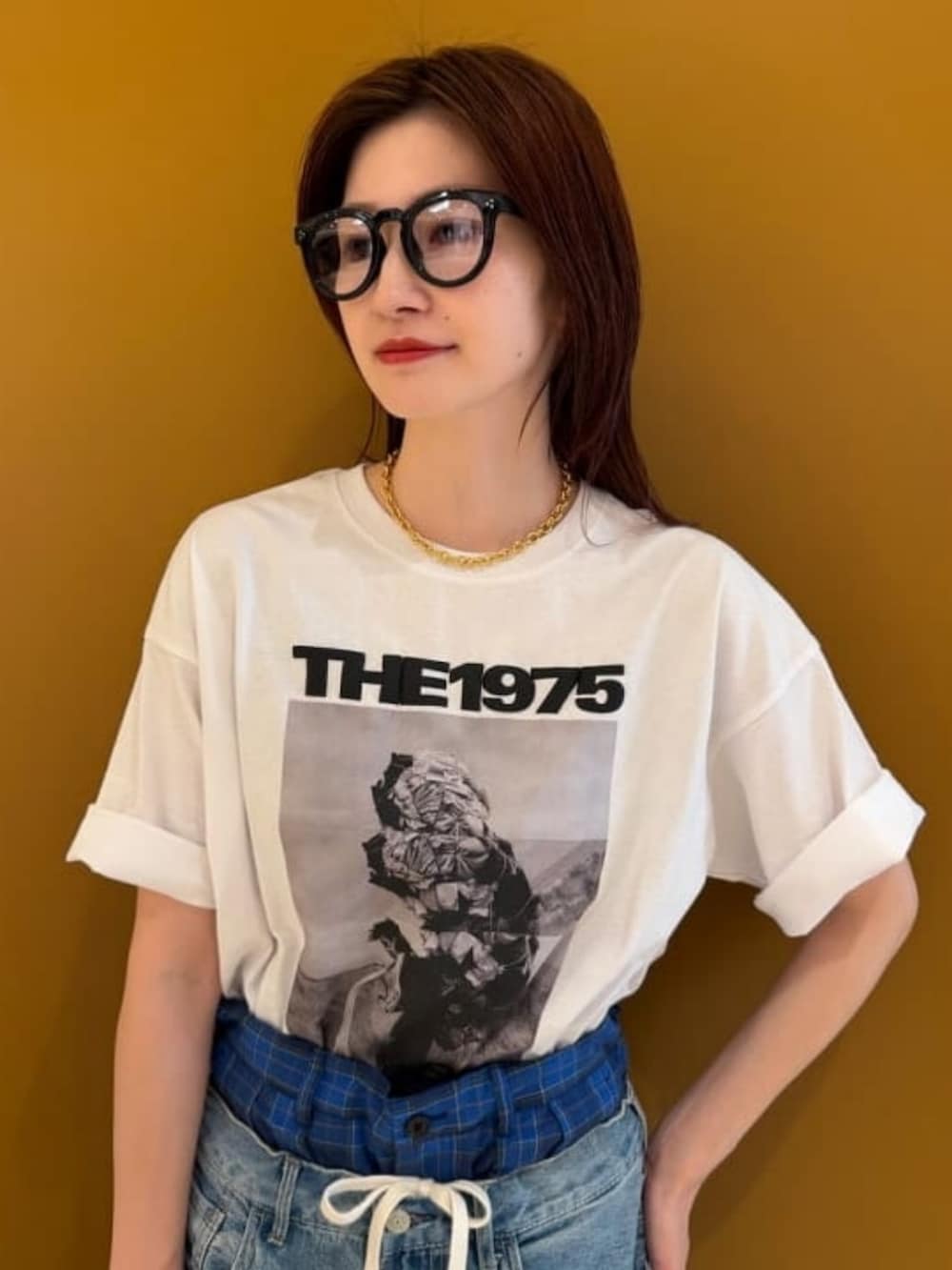 ホワイト系のTシャツ/カットソー、ブルー系のその他パンツ、ブラック系のバックパック/リュックを着用したレディースの春コーディネートの3枚目の写真