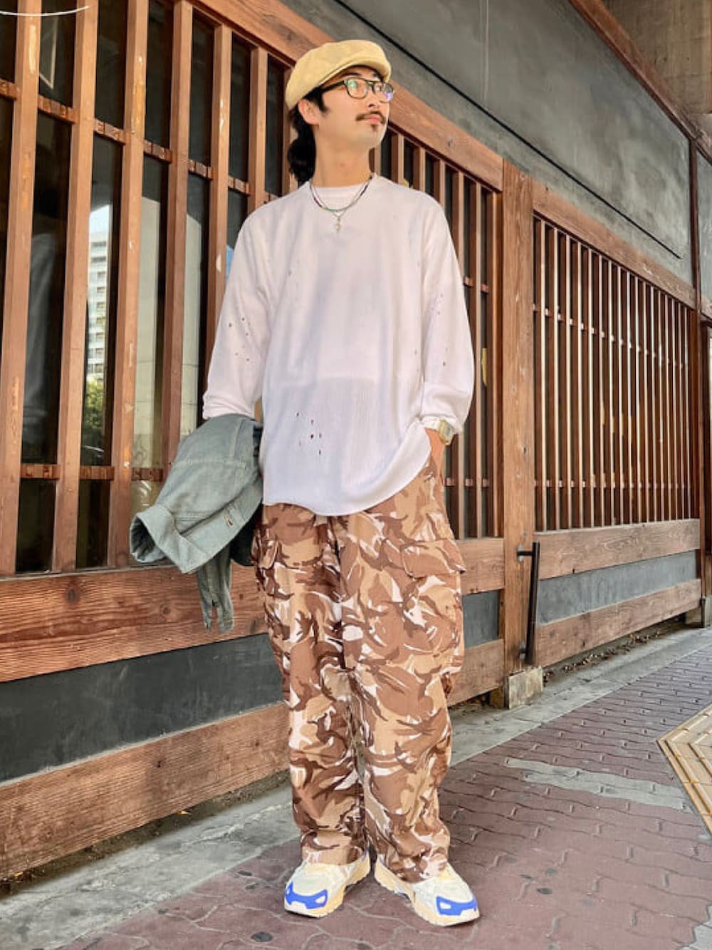 ブルー系のデニムジャケット、ホワイト系のTシャツ/カットソー、ベージュ系のカーゴパンツを着用したメンズの春コーディネートの4枚目の写真