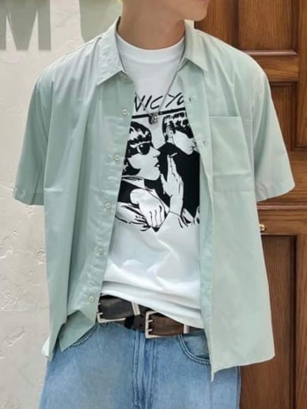 グリーン系のシャツ/ブラウス、ホワイト系のTシャツ/カットソー、ブルー系のその他パンツを着用したメンズの夏コーディネートの3枚目の写真