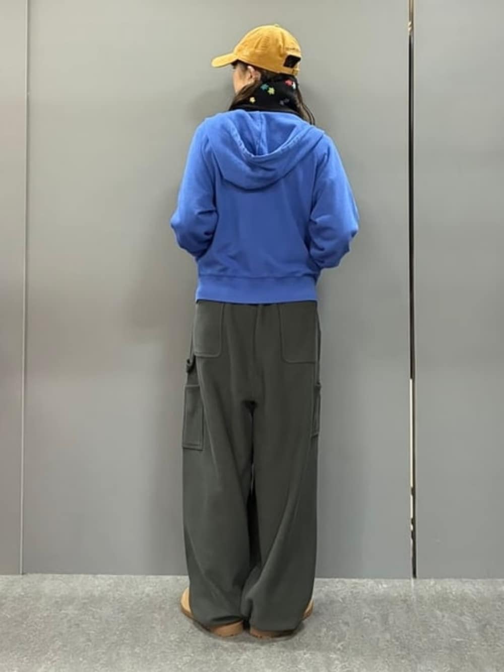 ブラック系のスウェットパンツを着用したメンズの夏コーディネートの3枚目の写真