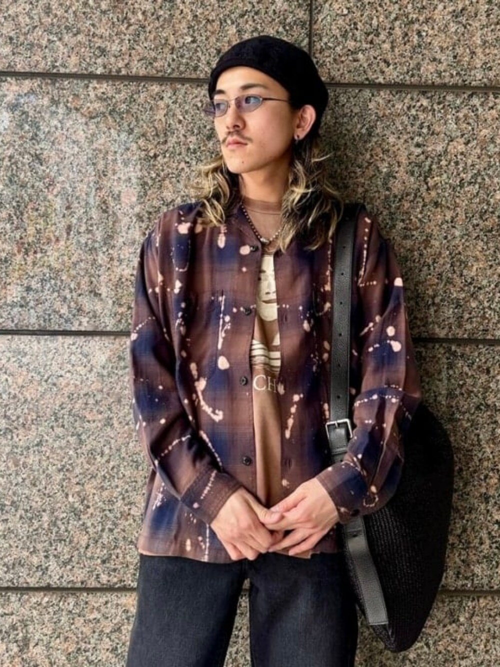 ブラウン系のTシャツ/カットソー、ブラウン系のシャツ/ブラウス、ブラック系のデニムパンツを着用したメンズの春コーディネートの3枚目の写真