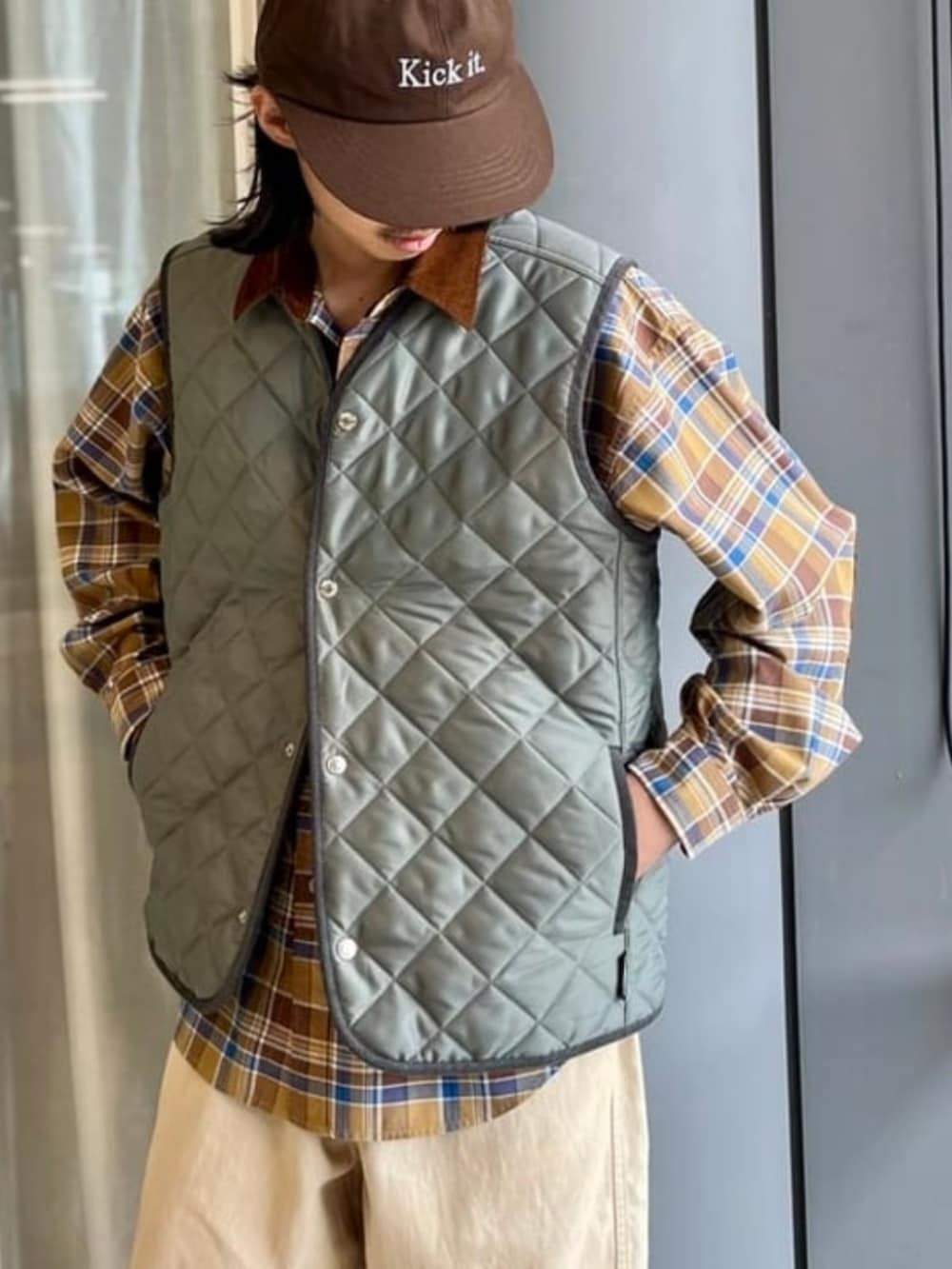 ベージュ系のその他パンツ、ベージュ系のシャツ/ブラウス、グリーン系のベストを着用したメンズの秋コーディネートの2枚目の写真