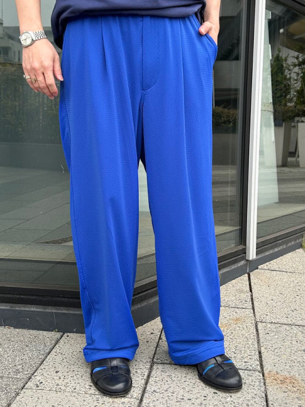 ブルー系のその他パンツを着用したメンズの夏コーディネートの5枚目の写真