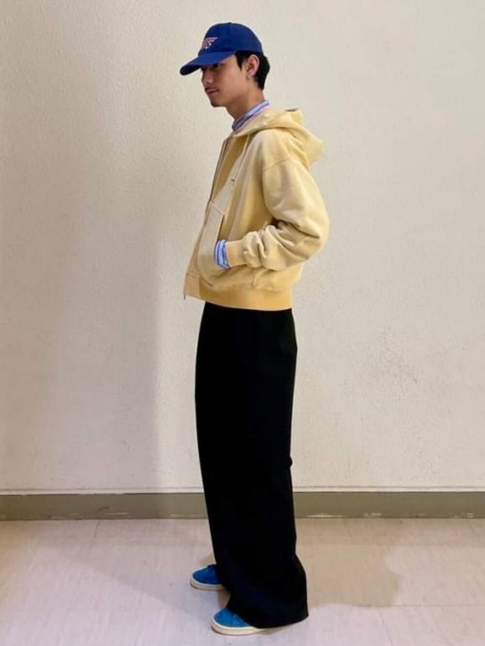 ブルー系のシャツ/ブラウス、ピンク系のTシャツ/カットソー、イエロー系のスウェットを着用したメンズの春コーディネートの2枚目の写真