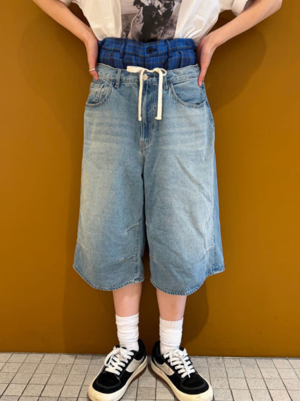 ホワイト系のTシャツ/カットソー、ブルー系のその他パンツ、ブラック系のバックパック/リュックを着用したレディースの春コーディネートの5枚目の写真