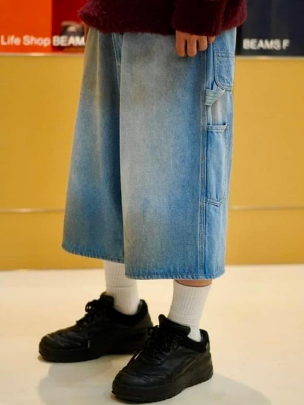 ブルー系のその他パンツ、レッド系のニット/セーターを着用したメンズの夏コーディネートの2枚目の写真