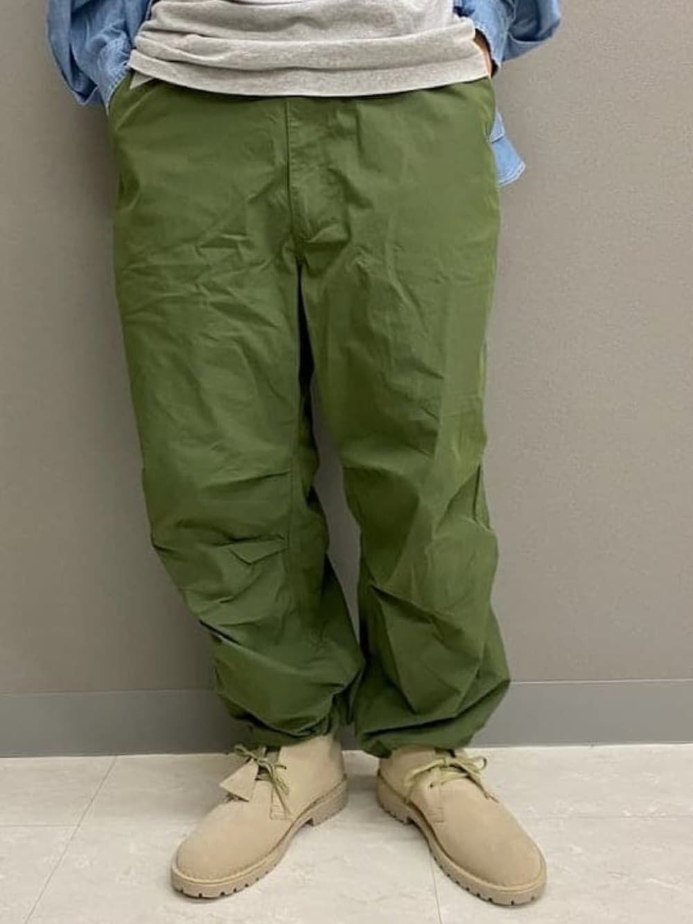 ブルー系のシャツ/ブラウス、グリーン系のその他パンツ、ベージュ系のブーツを着用したメンズの春コーディネートの5枚目の写真