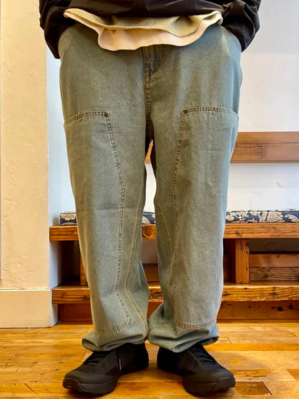 ブラック系のボディバッグ/ウエストポーチ、ブルー系のデニムパンツ、ブラック系のブルゾンを着用したメンズの春コーディネートの3枚目の写真