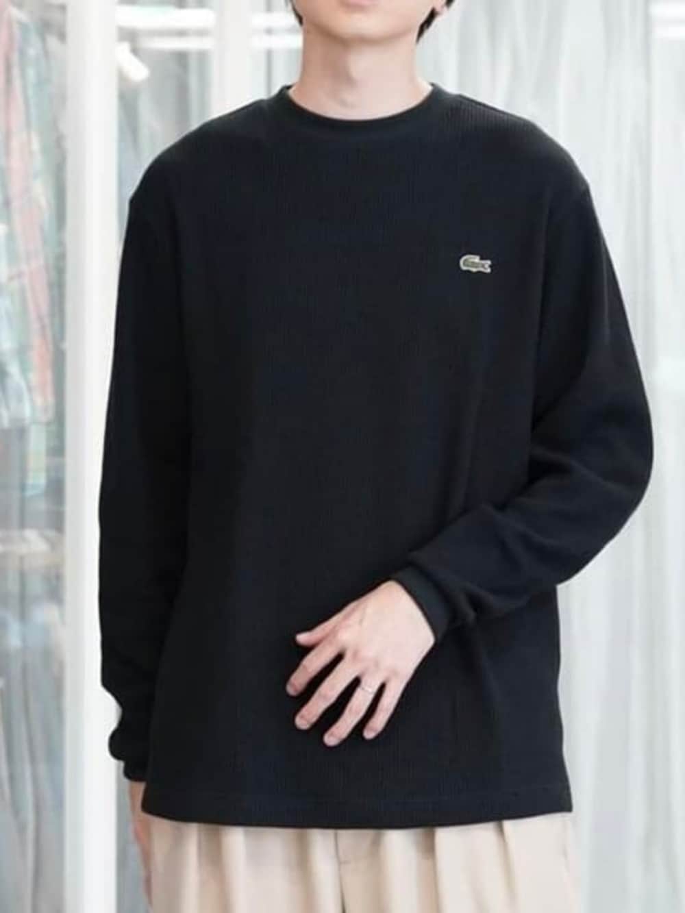 ブルー系のシャツ/ブラウス、ブラック系のTシャツ/カットソーを着用したメンズの夏コーディネートの5枚目の写真