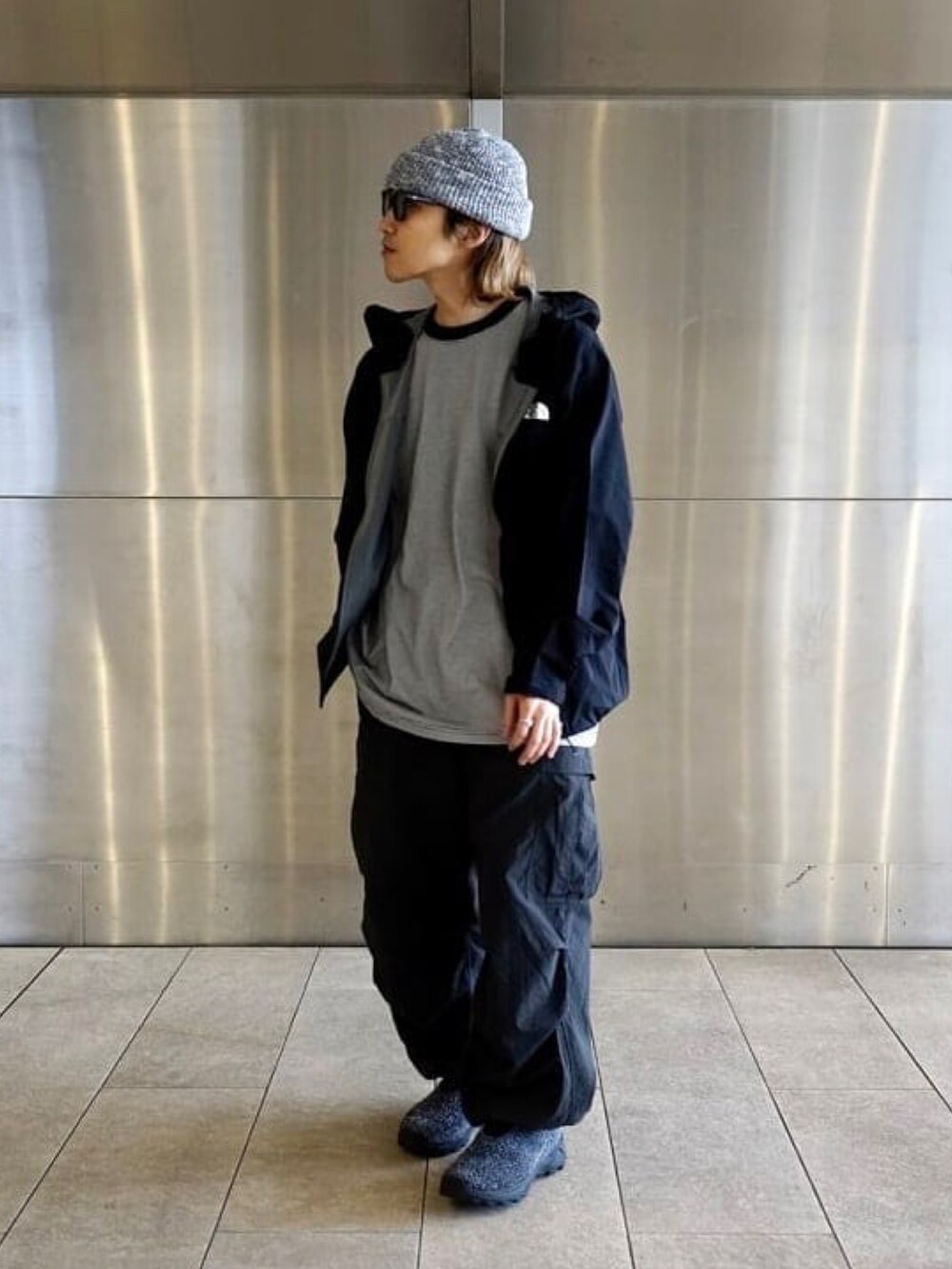 ブラック系のTシャツ/カットソー、ブラック系のブルゾンを着用したメンズの春コーディネートの3枚目の写真