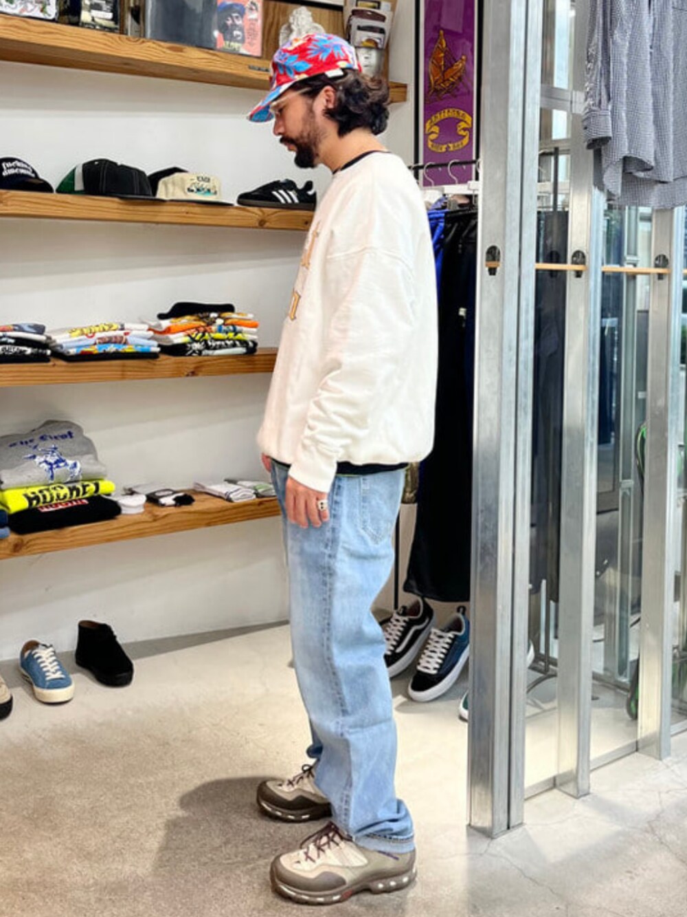ブルー系のデニムパンツを着用したメンズの春コーディネートの3枚目の写真