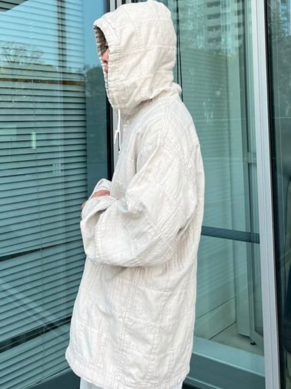 ホワイト系のデニムパンツ、ベージュ系のシャツ/ブラウスを着用したメンズの春コーディネートの3枚目の写真