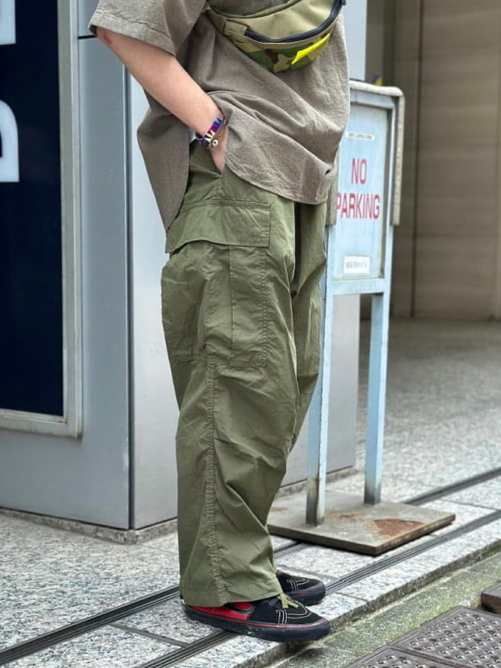 グリーン系のシャツ/ブラウス、グリーン系のカーゴパンツ、その他のボディバッグ/ウエストポーチを着用したメンズの夏コーディネートの2枚目の写真