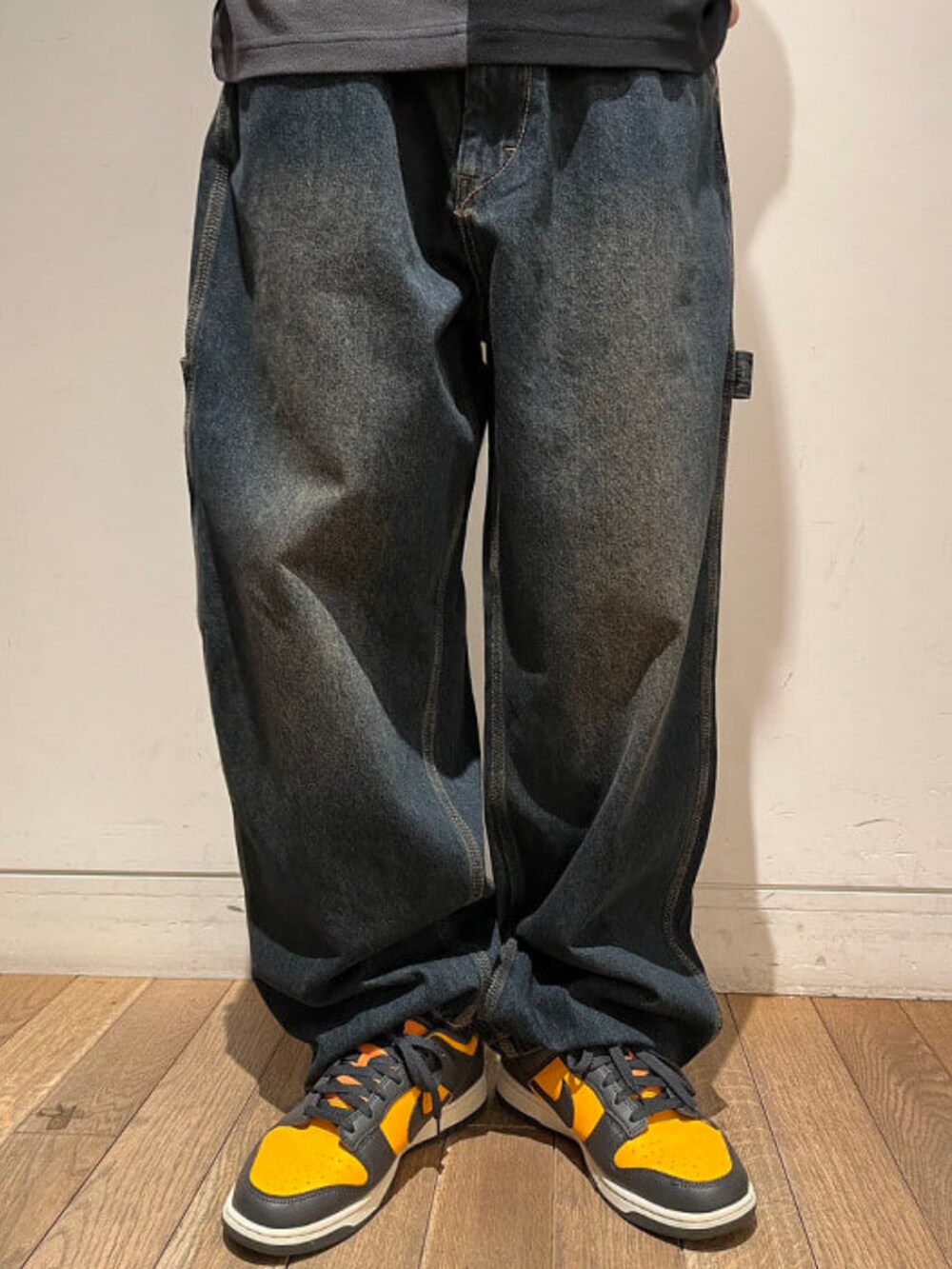 その他のポロシャツ、ブルー系のデニムパンツ、ブラック系のキャップを着用したメンズの夏コーディネートの3枚目の写真