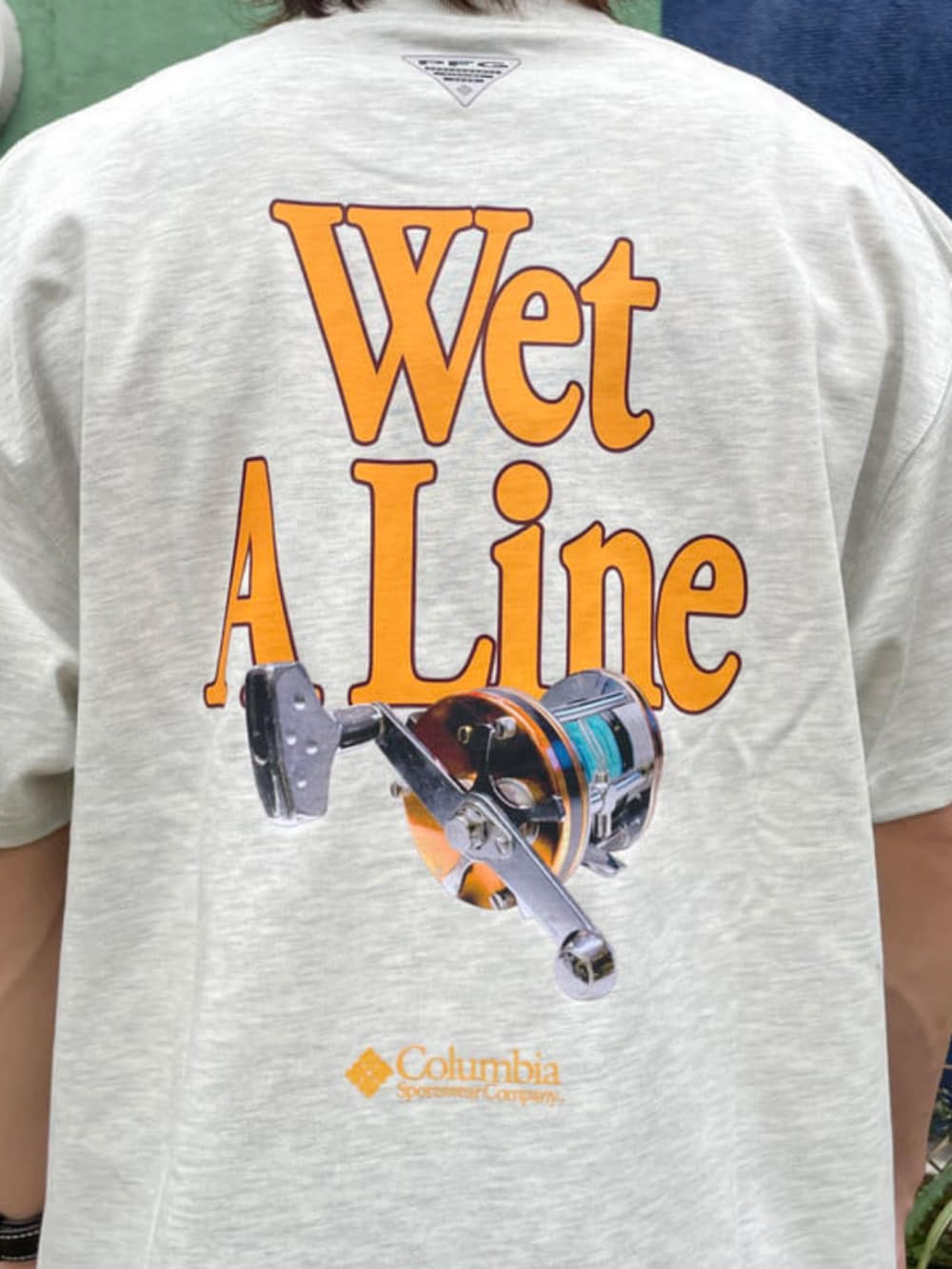 シルバー系のTシャツ/カットソー、グリーン系のその他パンツ、ブルー系のキャップを着用したメンズの春コーディネートの4枚目の写真