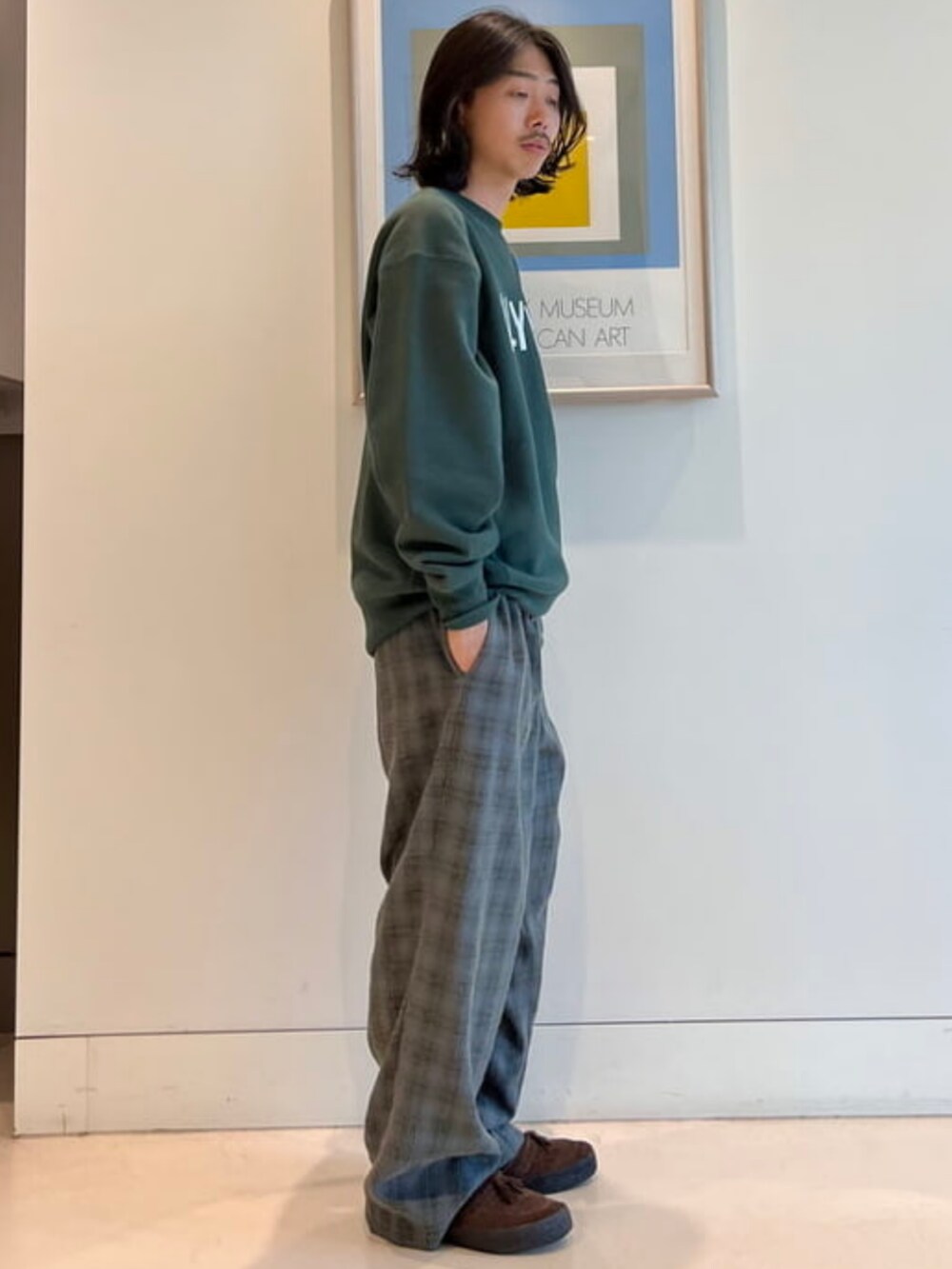 グリーン系のスウェット、グレー系のその他パンツを着用したメンズの夏コーディネートの2枚目の写真