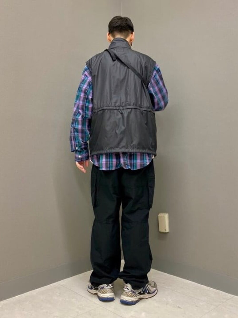 ブラック系のベスト、ブラック系のその他パンツを着用したメンズの春コーディネートの2枚目の写真