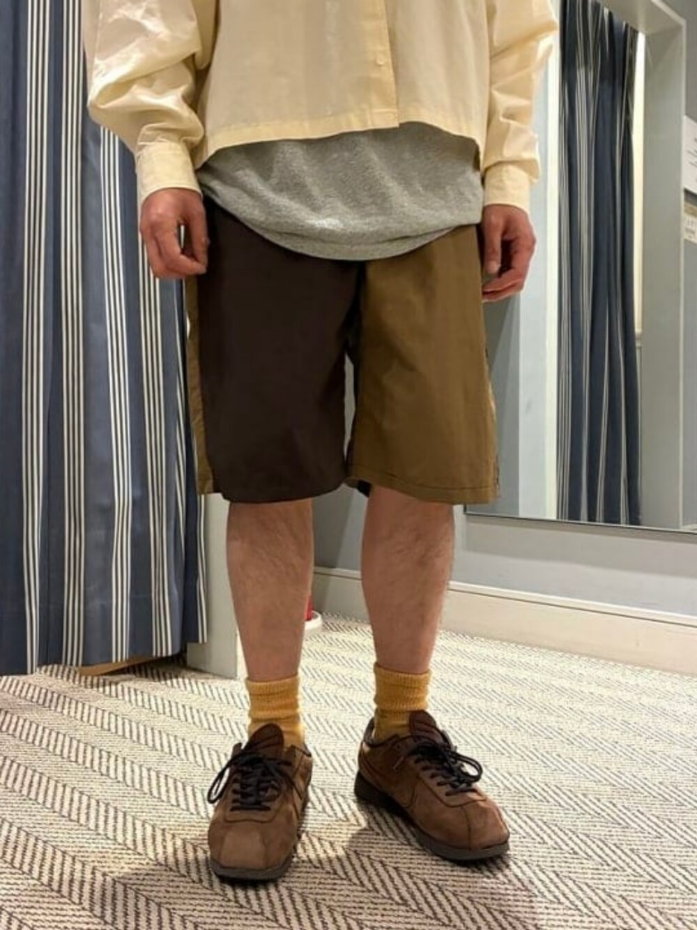 イエロー系のシャツ/ブラウス、その他のその他パンツを着用したメンズの夏コーディネートの2枚目の写真