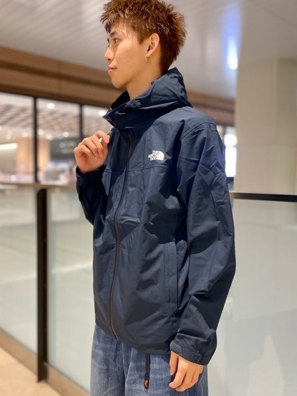 ブルー系のブルゾン、グレー系のTシャツ/カットソー、ブルー系のデニムパンツを着用したメンズの春コーディネートの3枚目の写真