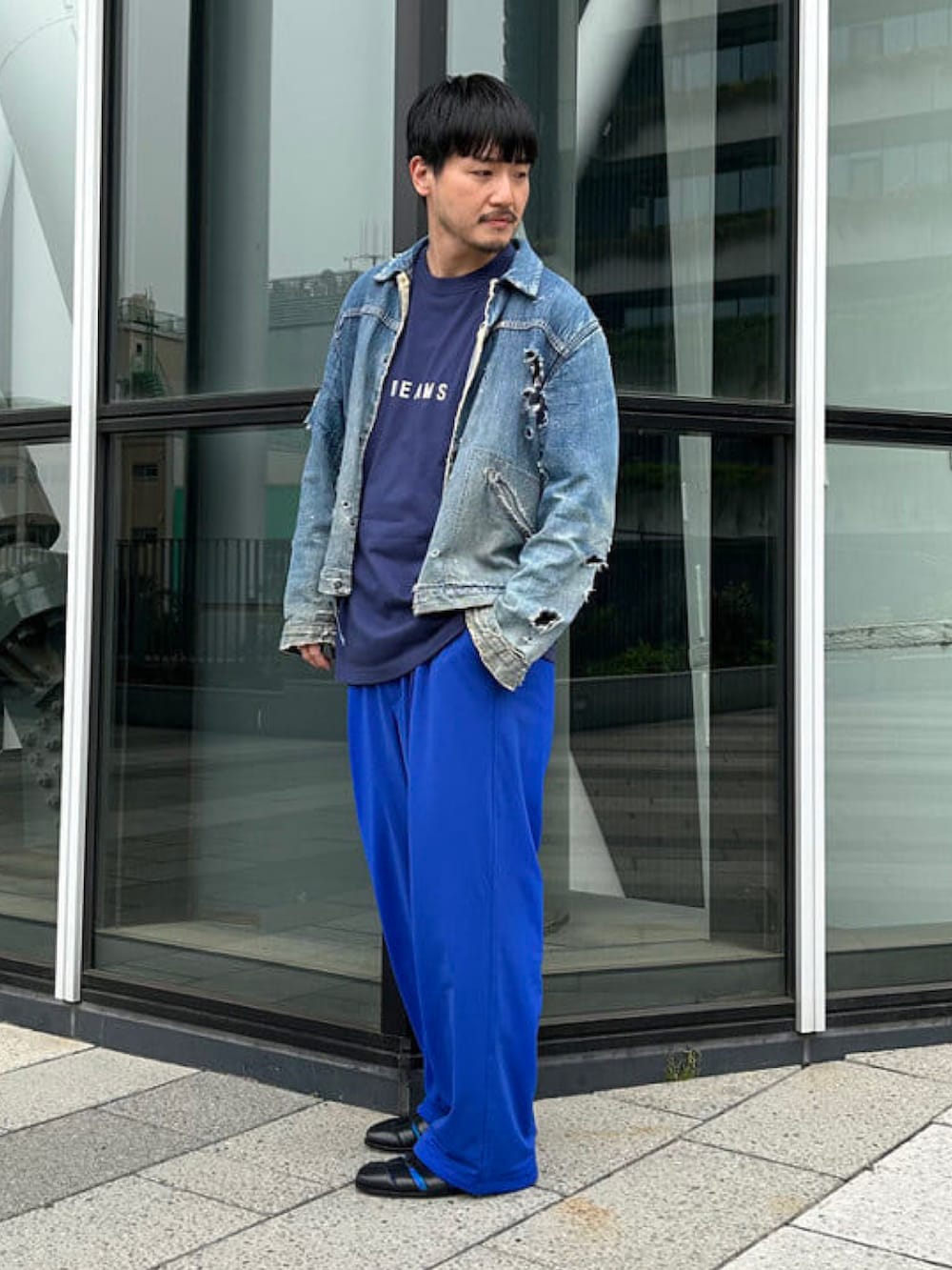 ブルー系のその他パンツを着用したメンズの夏コーディネートの4枚目の写真