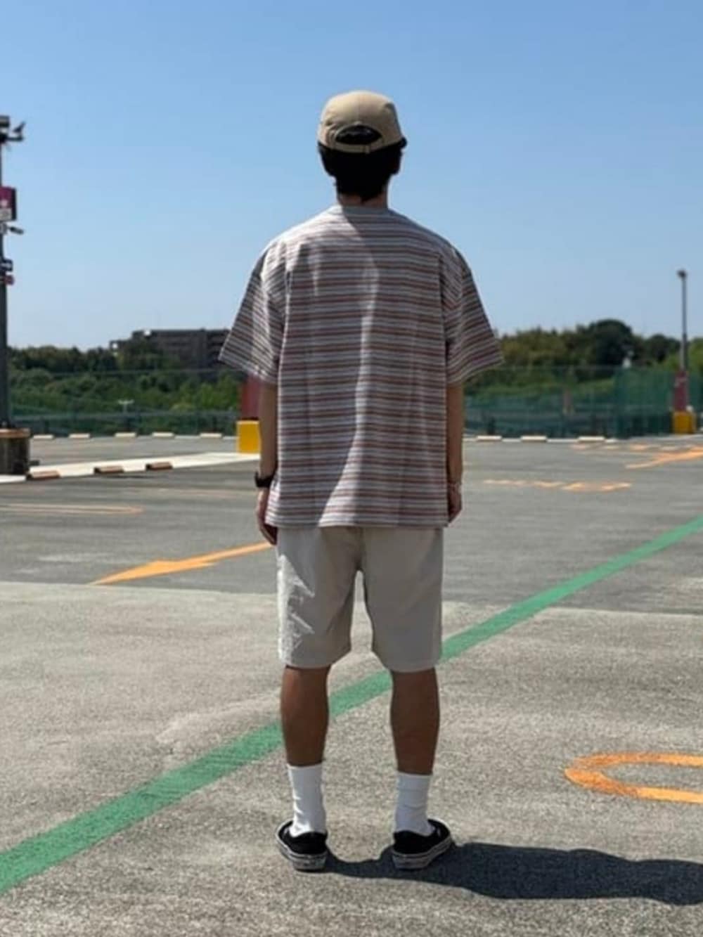 オレンジ系のTシャツ/カットソー、ベージュ系のその他パンツを着用したメンズの夏コーディネートの2枚目の写真