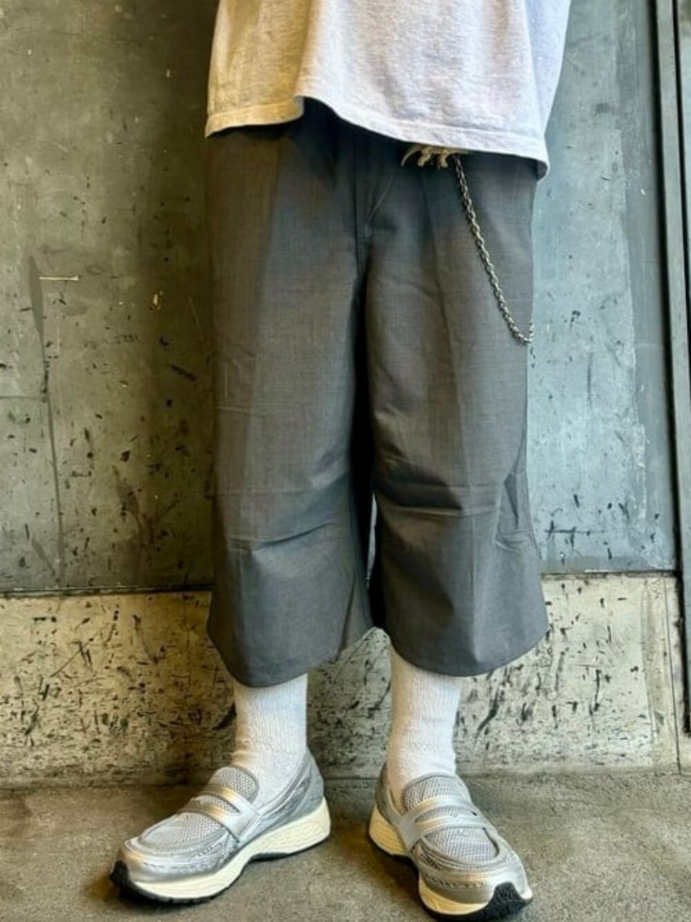 グレー系のその他パンツ、グレー系のTシャツ/カットソーを着用したメンズの春コーディネートの2枚目の写真