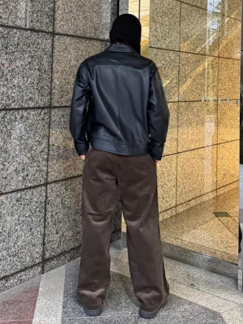 ブラウン系のその他パンツ、ブラック系のブルゾンを着用したメンズの秋コーディネートの2枚目の写真