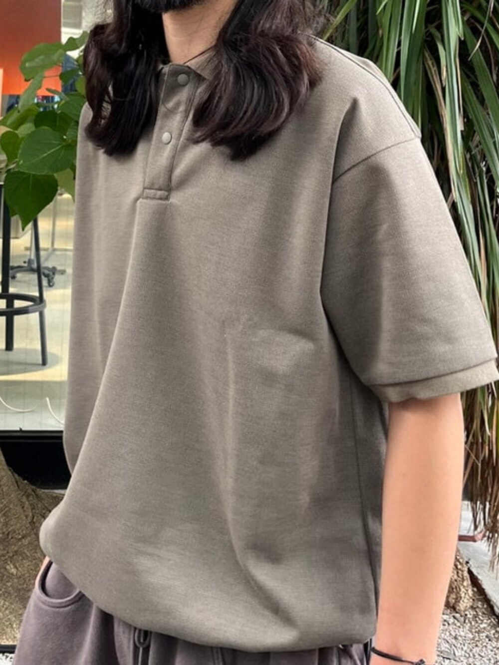 ベージュ系のポロシャツ、ベージュ系のブルゾン、ベージュ系のハンチング/ベレー帽を着用したメンズの夏コーディネートの5枚目の写真