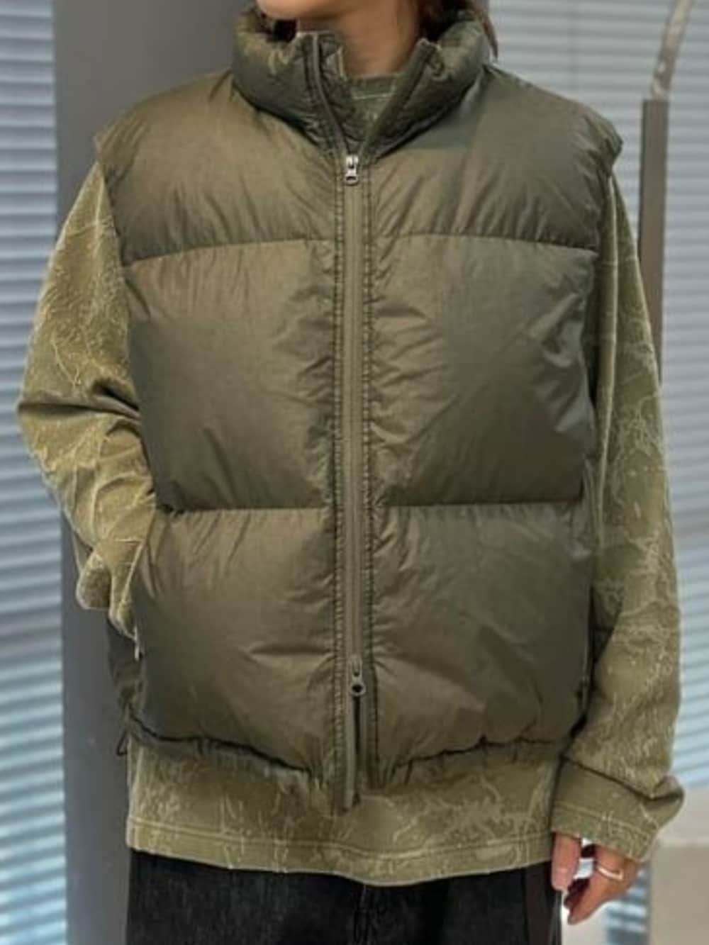 ブラック系のデニムパンツ、グリーン系のベスト、グリーン系のTシャツ/カットソーを着用したメンズの夏コーディネートの2枚目の写真