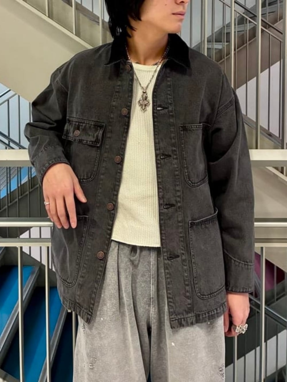 ホワイト系のTシャツ/カットソー、ブラック系のブルゾン、グレー系のスウェットパンツを着用したメンズの春コーディネートの2枚目の写真