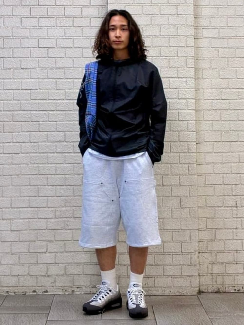 グレー系のスウェットパンツ、グレー系のスニーカーを着用したメンズの春コーディネートの2枚目の写真