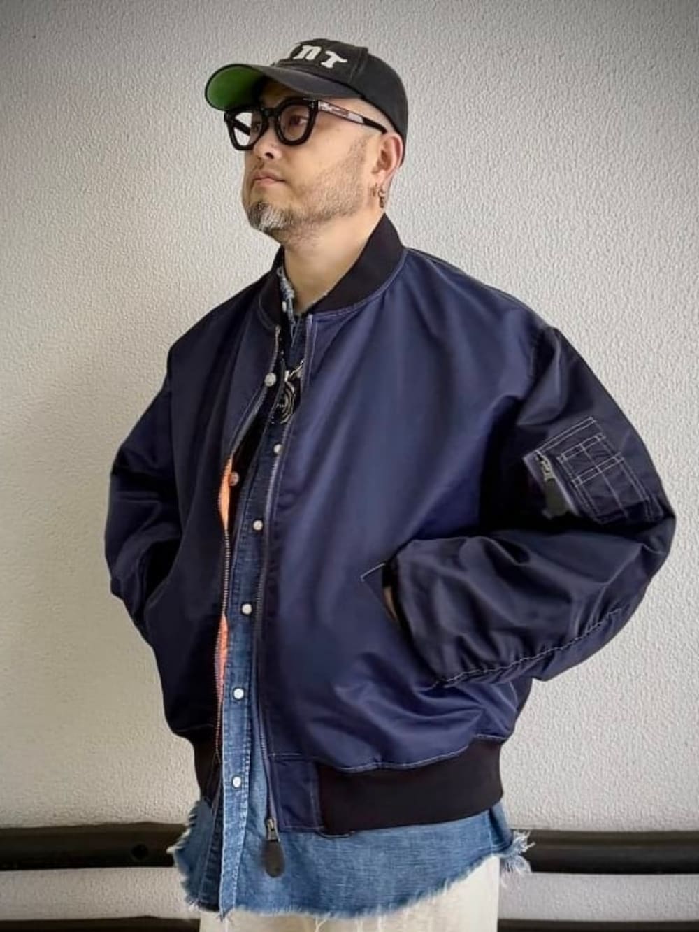 ブルー系のブルゾンを着用したメンズの冬コーディネートの3枚目の写真