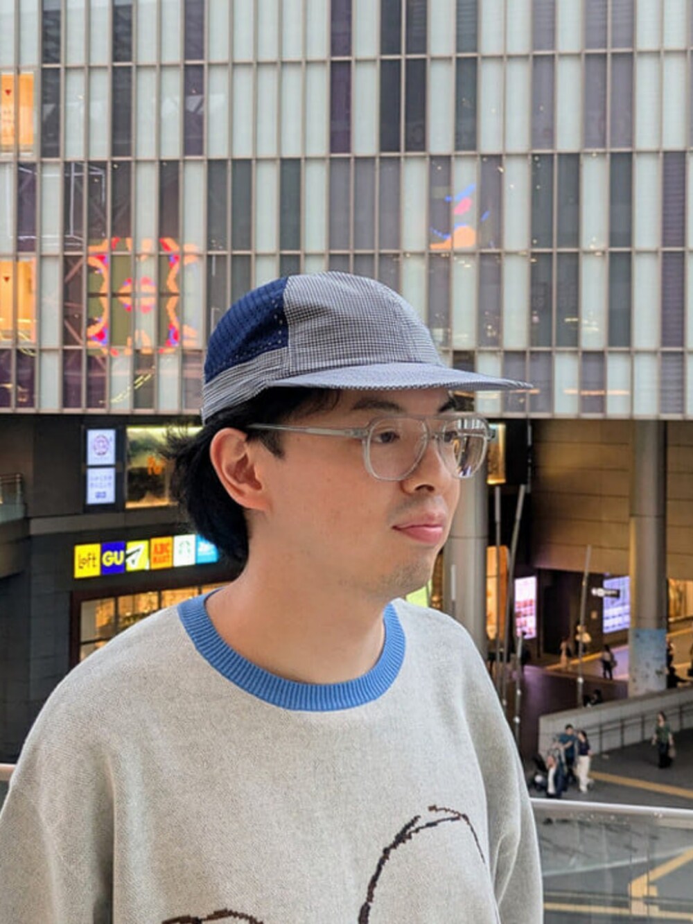 ベージュ系のその他パンツ、ブルー系のTシャツ/カットソーを着用したメンズの春コーディネートの5枚目の写真