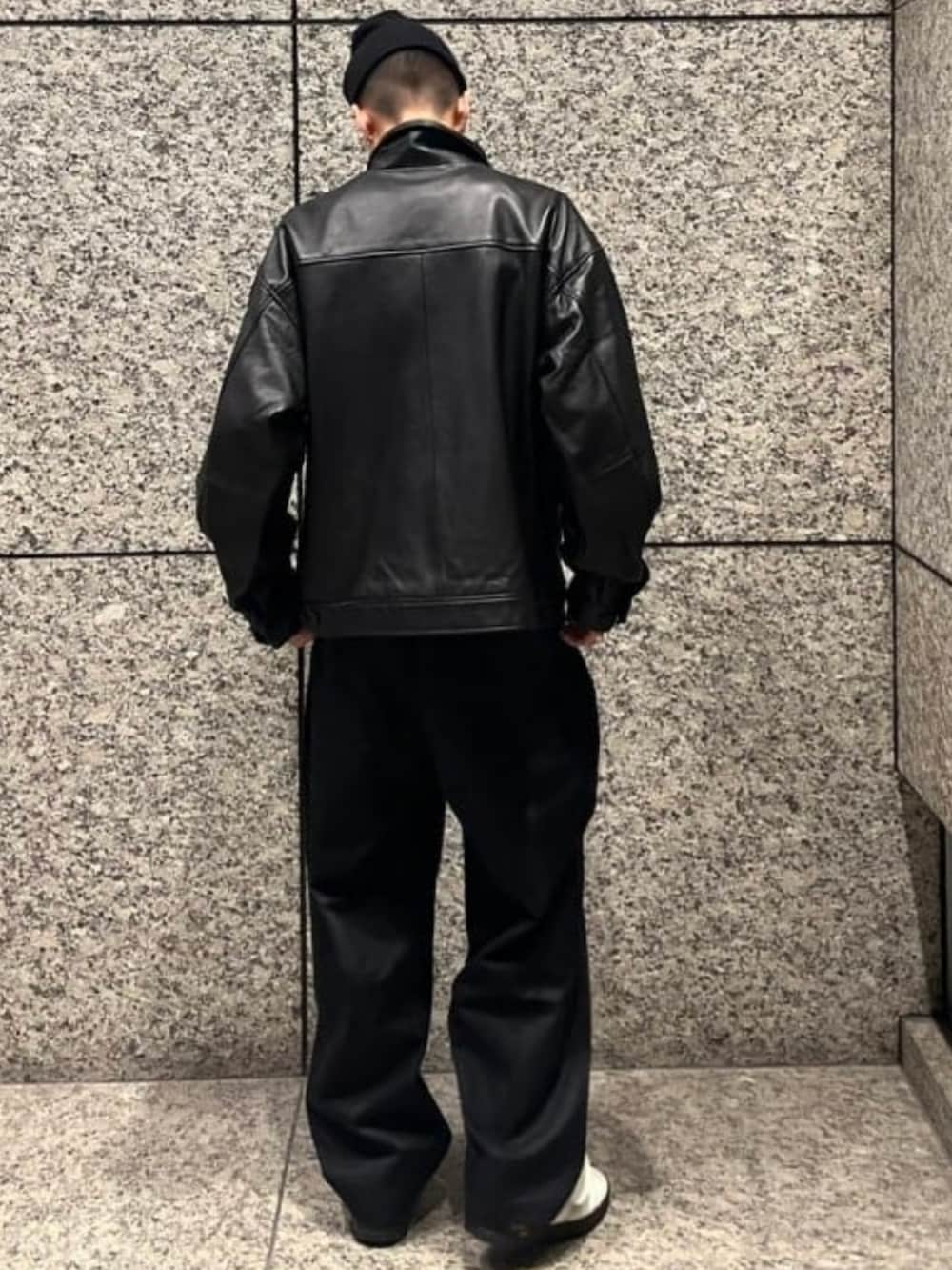 ブラック系のブルゾン、ブラック系のチノパンツを着用したメンズの春コーディネートの3枚目の写真