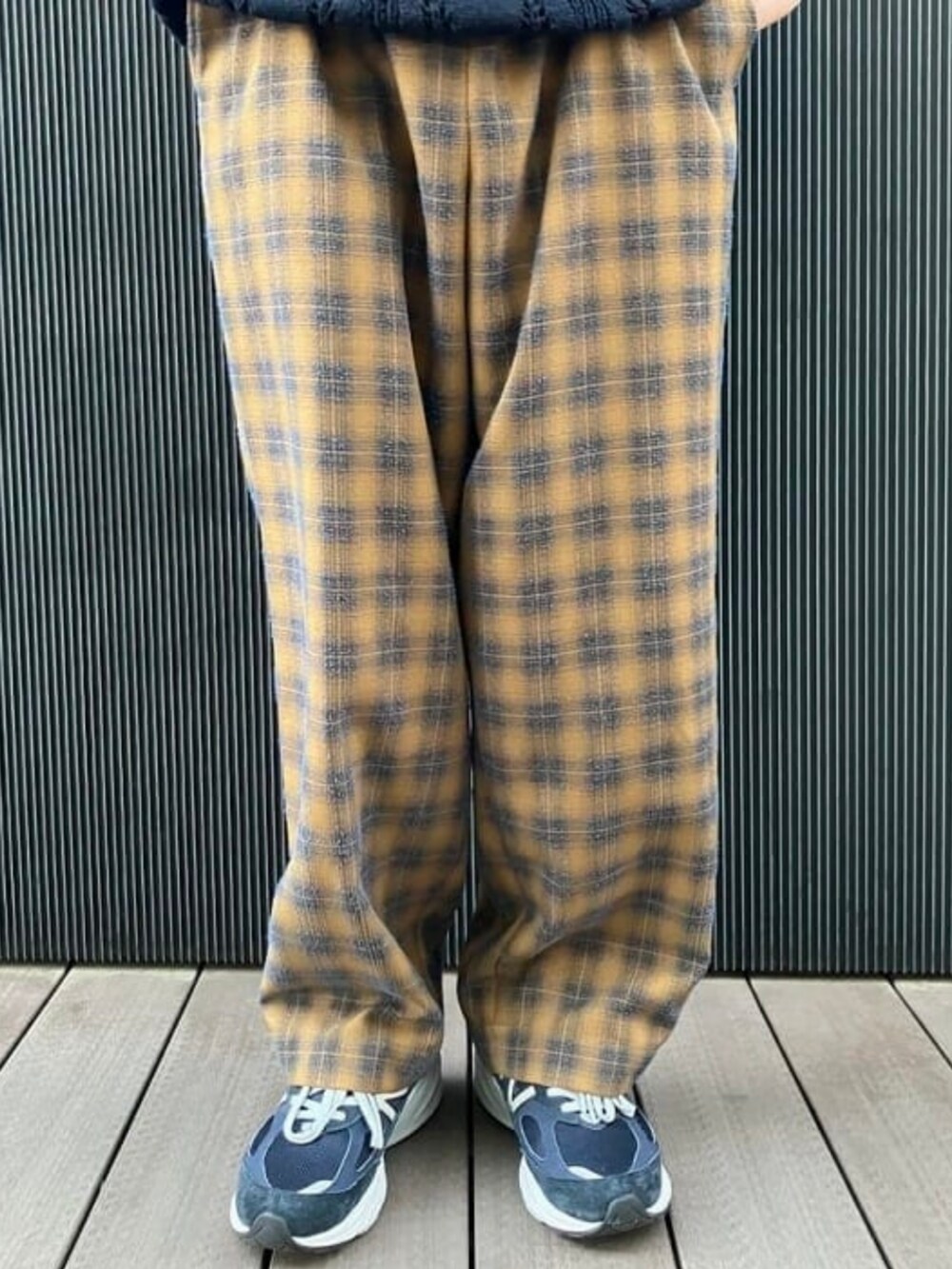 ブルー系のニット/セーター、グレー系のその他パンツを着用したメンズの夏コーディネートの5枚目の写真