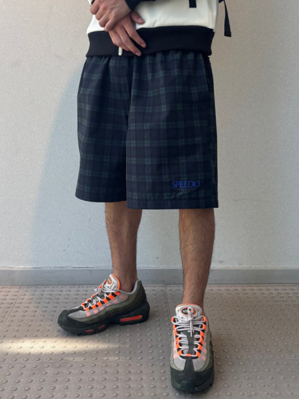 ホワイト系のジャージ、ブラック系のトートバッグ、その他のその他パンツを着用したメンズの夏コーディネートの3枚目の写真