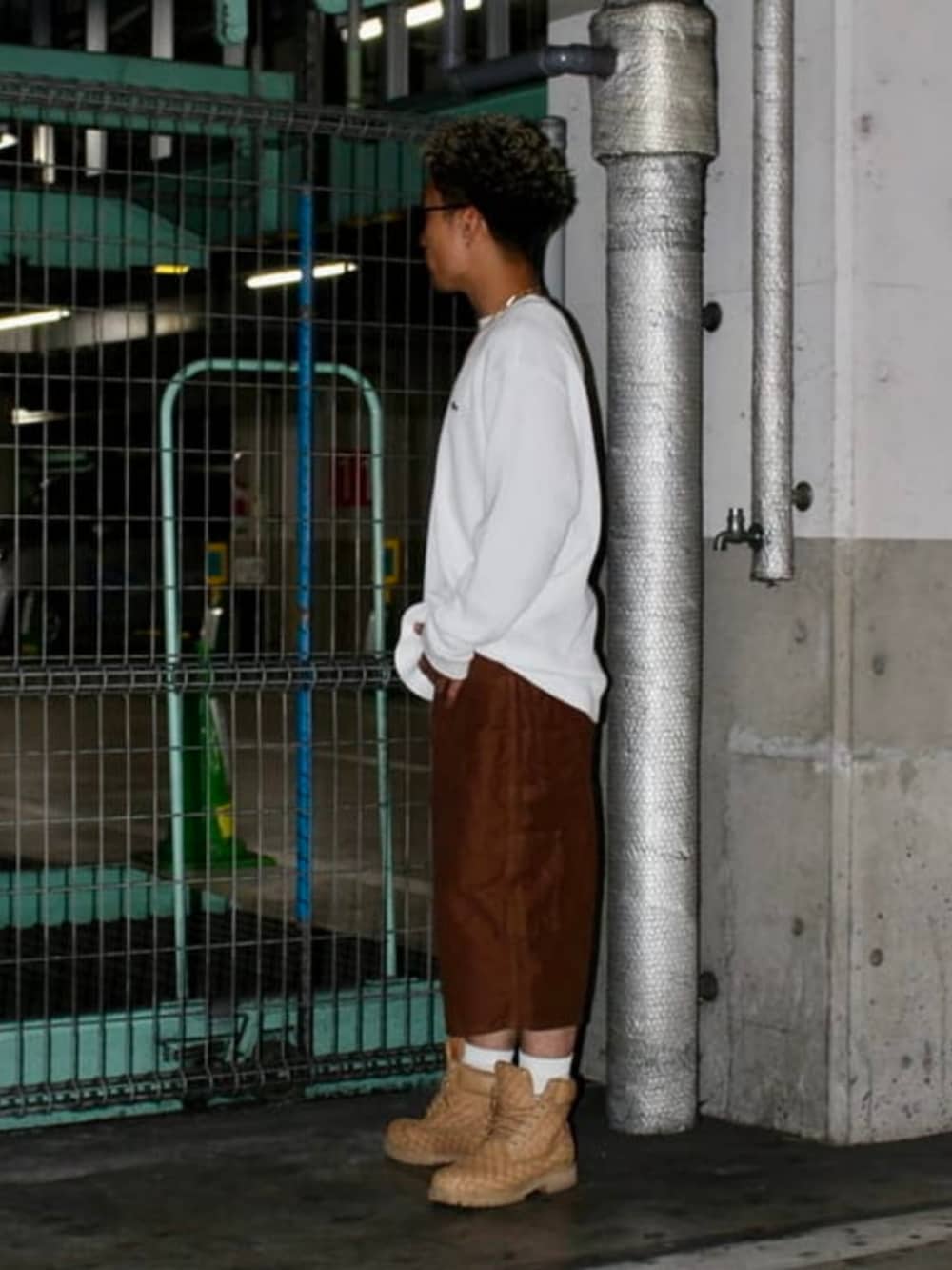ホワイト系のTシャツ/カットソー、ブラウン系のその他パンツを着用したメンズの秋コーディネートの3枚目の写真