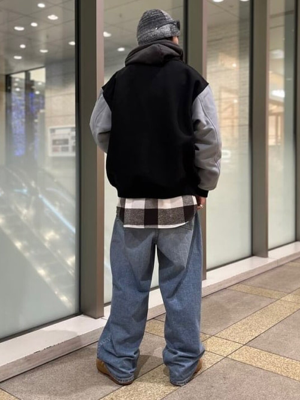 「デニム、ビッグシルエット、パーカー、レイヤードスタイル、スポーツミックス、ブラウン、お出かけコーデ、厚底シューズ、きれいめカジュアル、ファッションを楽しもう」｜「BEAMSのBEAMS / フリース スタジアム コーチジャケット（スタジャン、ブラック系）」を使った、BEAMSさん（メンズ・173cm）の秋コーディネートの2枚目の写真