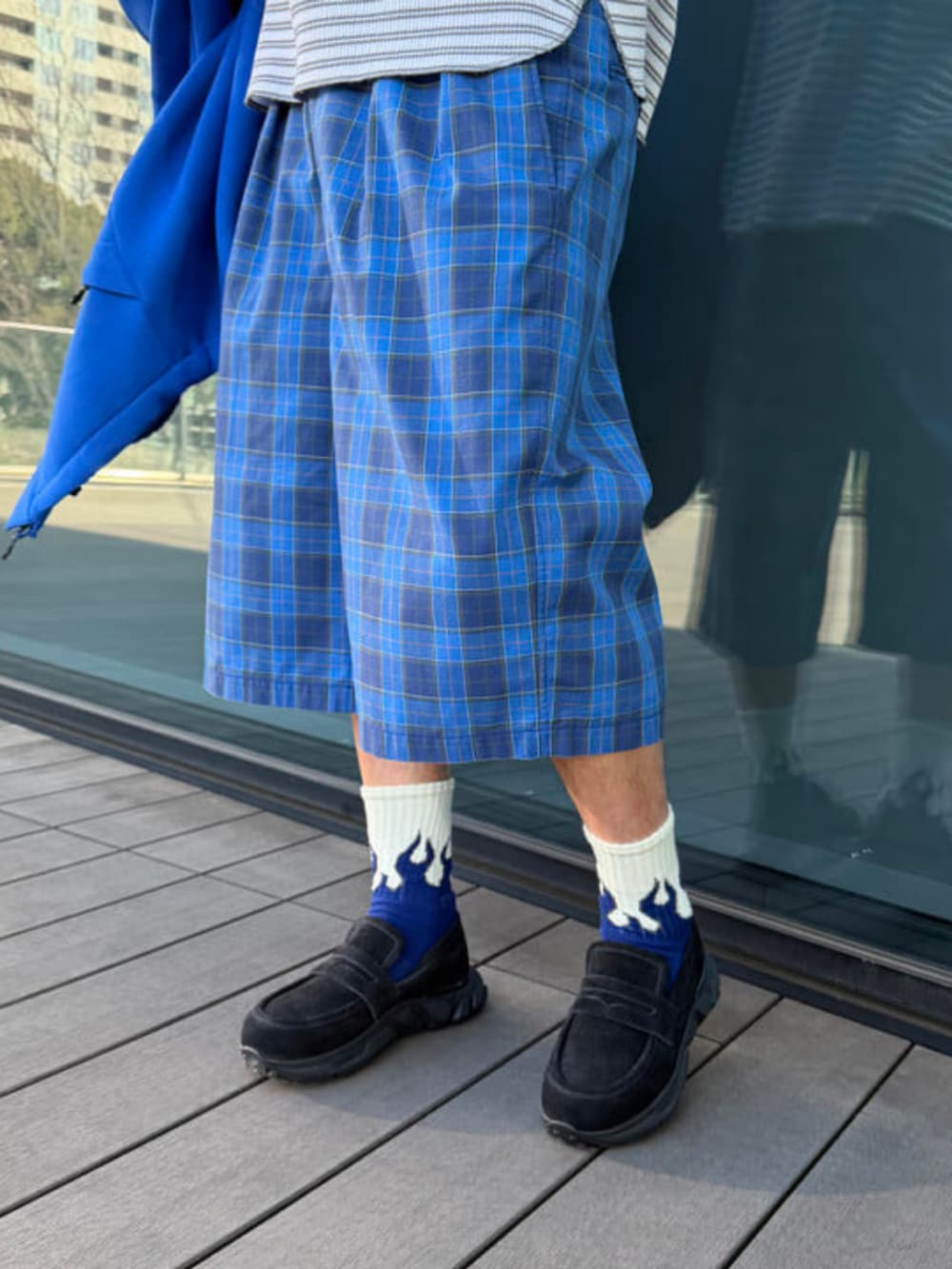 ブルー系のパーカー、ブルー系のその他パンツ、ブラック系のローファーを着用したメンズの春コーディネートの3枚目の写真