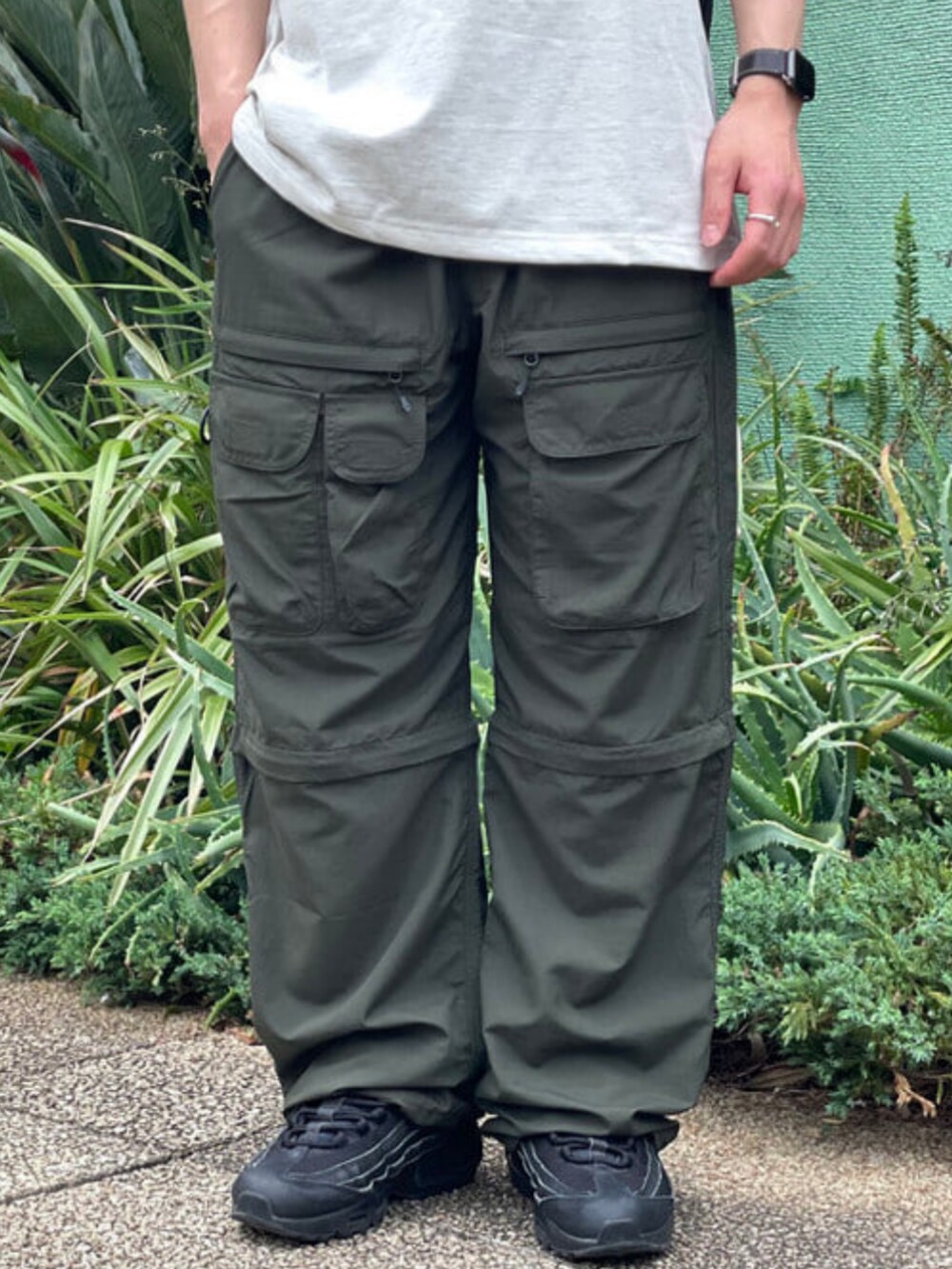 シルバー系のTシャツ/カットソー、グリーン系のその他パンツ、ブルー系のキャップを着用したメンズの春コーディネートの5枚目の写真